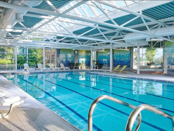 Indoor pool, pool loungers