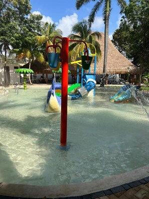 2 outdoor pools, pool loungers - Hotel Plaza Caribe (Cancun)