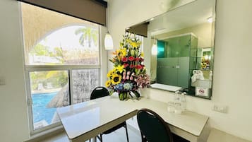 Cubrecamas, escritorio, tabla de planchar con plancha y wifi gratis