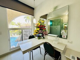 Habitación ejecutiva, 2 camas dobles, no fumadores, vistas a la piscina | Edredones de plumas, escritorio, tabla de planchar con plancha