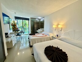 Habitación Premium, 2 camas dobles, no fumadores, vistas a la piscina | Edredones de plumas, escritorio, tabla de planchar con plancha