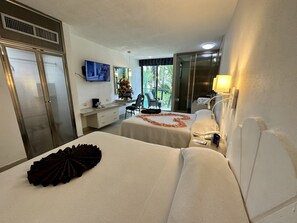 Habitación Premium, 2 camas matrimoniales, para no fumadores, vista a la alberca | Edredón, escritorio, tabla de planchar con plancha y wifi gratis