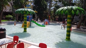 2 albercas al aire libre y camastros