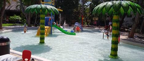 2 outdoor pools, pool loungers