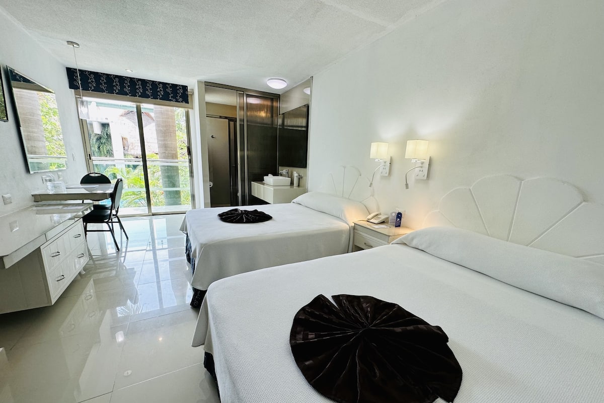 Premium-Zimmer, 2Â Doppelbetten, Nichtraucher, Poolblick