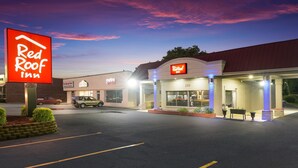 A Red Roof Inn with a large illuminated sign, a parking lot, and a building entrance with a red roof. - Red Roof Inn Lenoir (Lenoir)