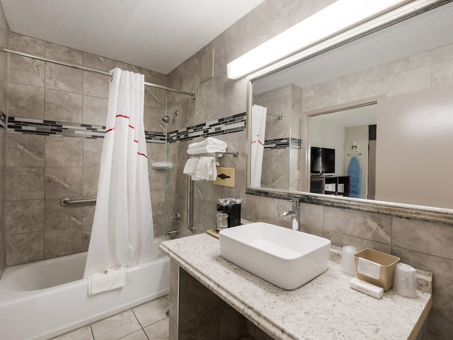 Superior Room, 1 King Bed, Non Smoking | Bathroom | Free toiletries, towels