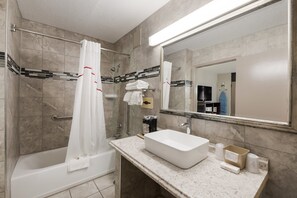 Habitación superior, 1 cama de matrimonio grande, no fumadores | Baño | Artículos de higiene personal gratuitos, secador de pelo y toallas