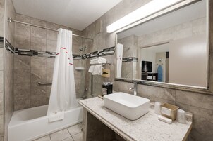 Habitación superior, 1 cama de matrimonio grande, no fumadores | Baño | Artículos de higiene personal gratuitos y toallas