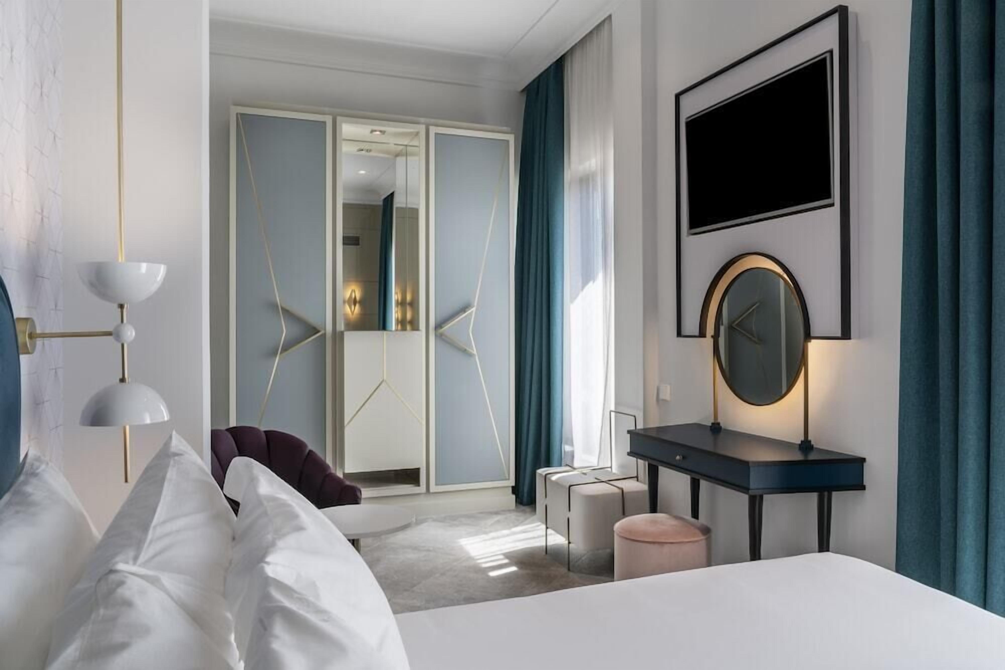 Sengetøy av topp kvalitet, dundyner, minibar og safe på rommet