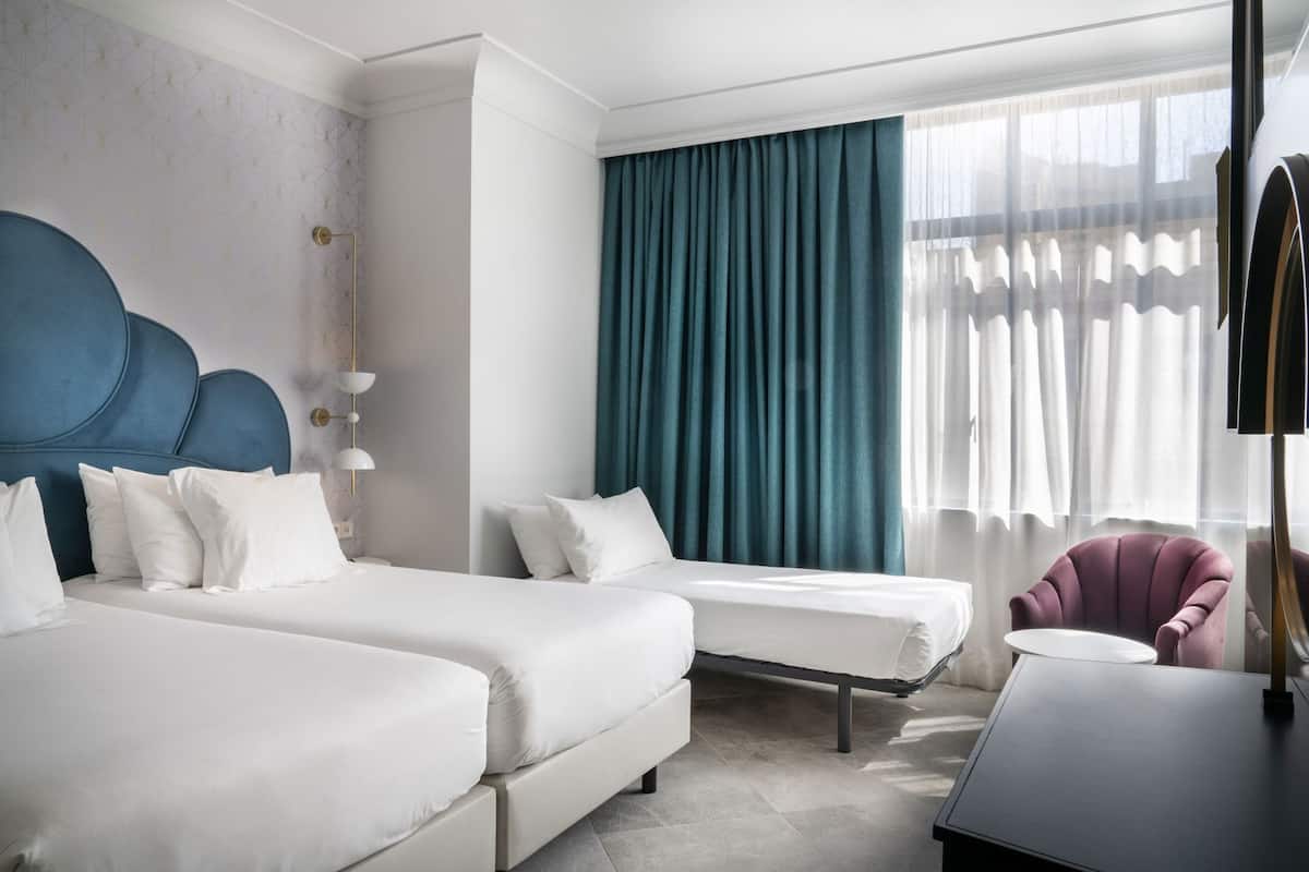 高級寝具、羽毛の掛け布団、ミニバー、セーフティボックス (室内)