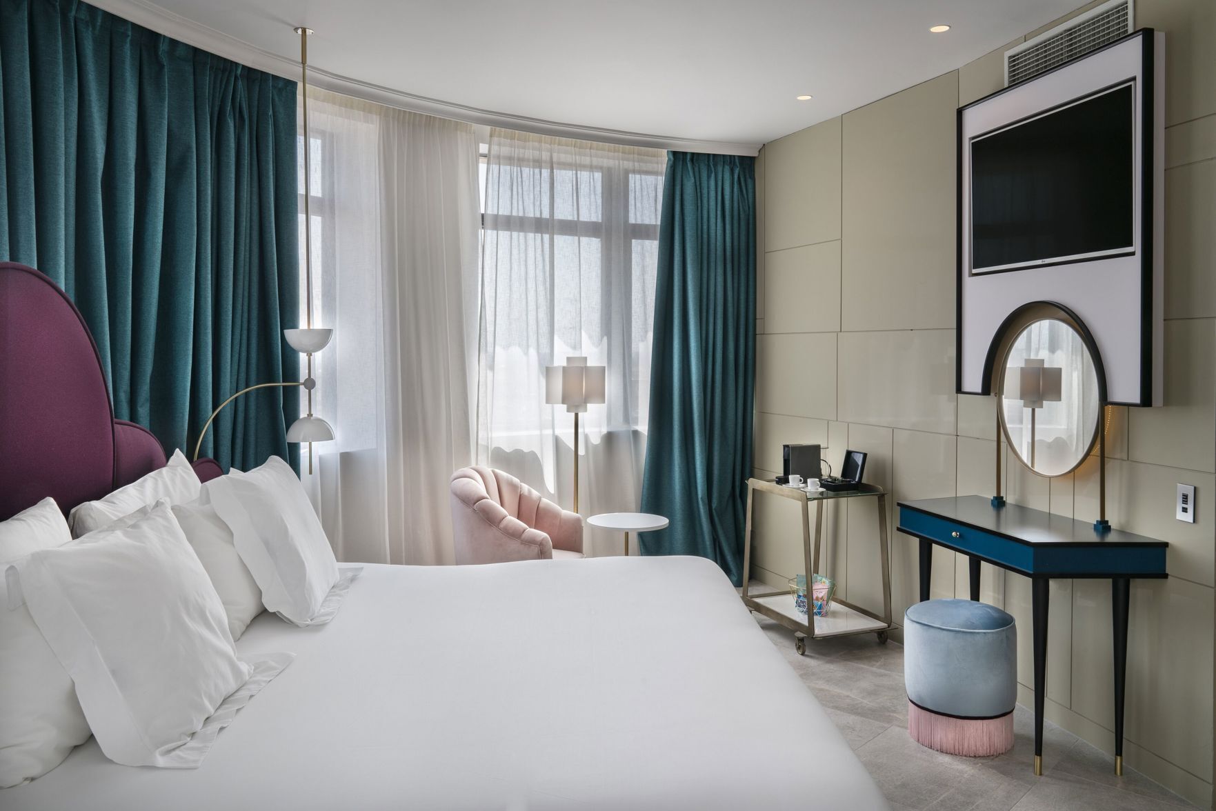 Sengetøy av topp kvalitet, dundyner, minibar og safe på rommet