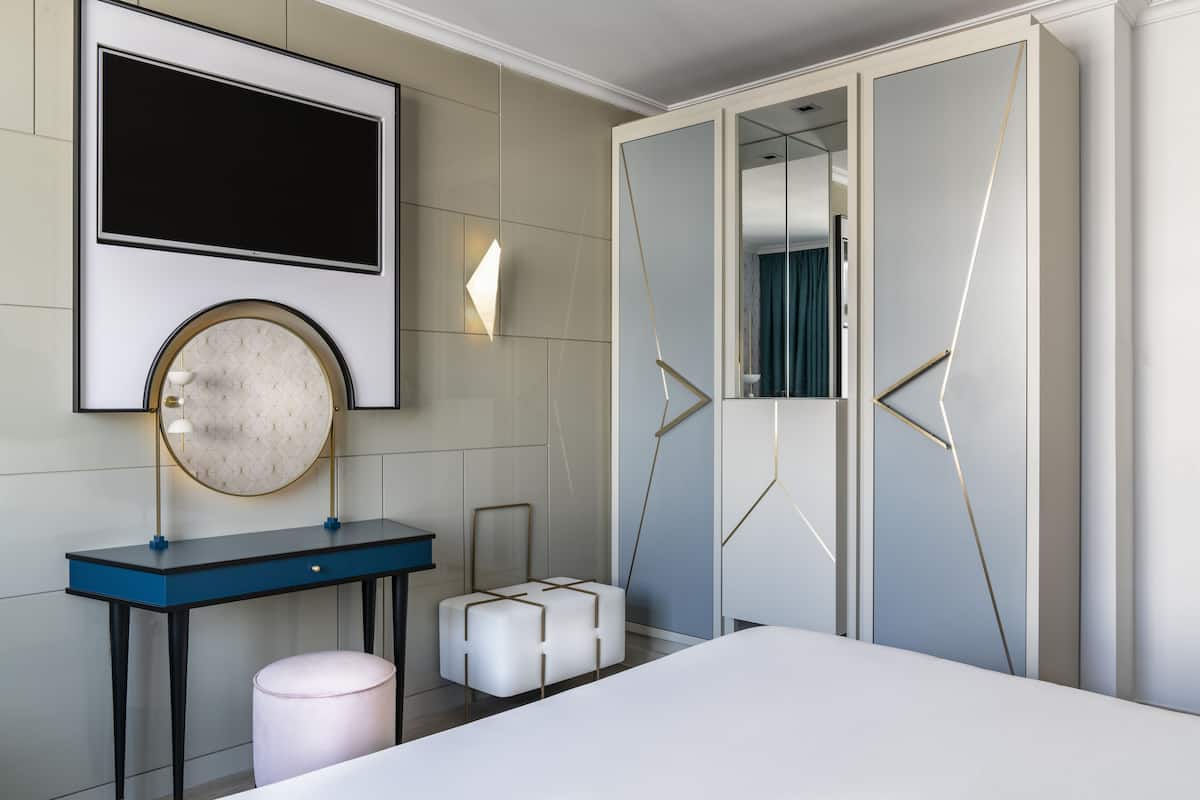 Premium bedding, down comforters, minibar, in-room safe
