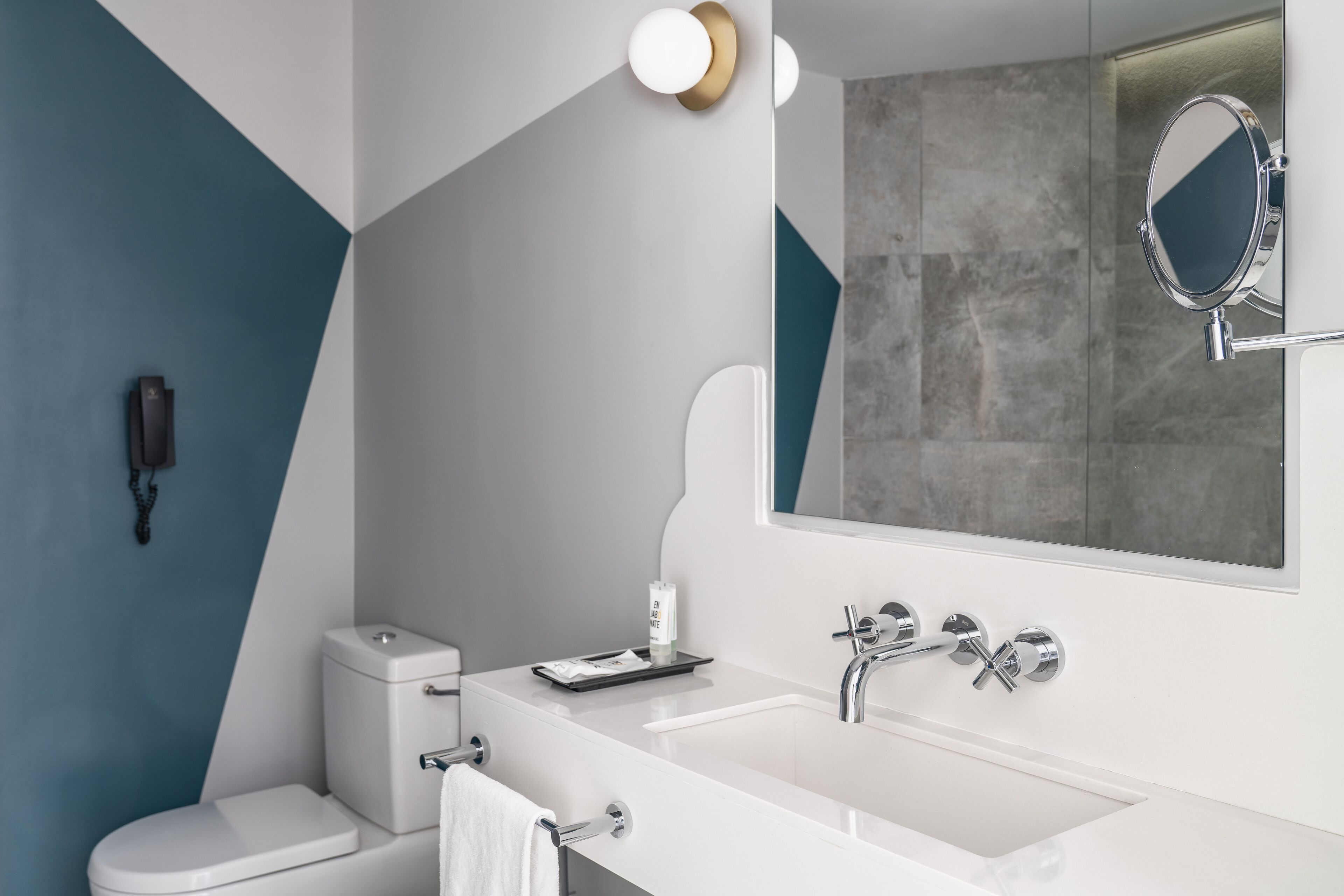 rainfall showerhead, free toiletries, hair dryer, towels