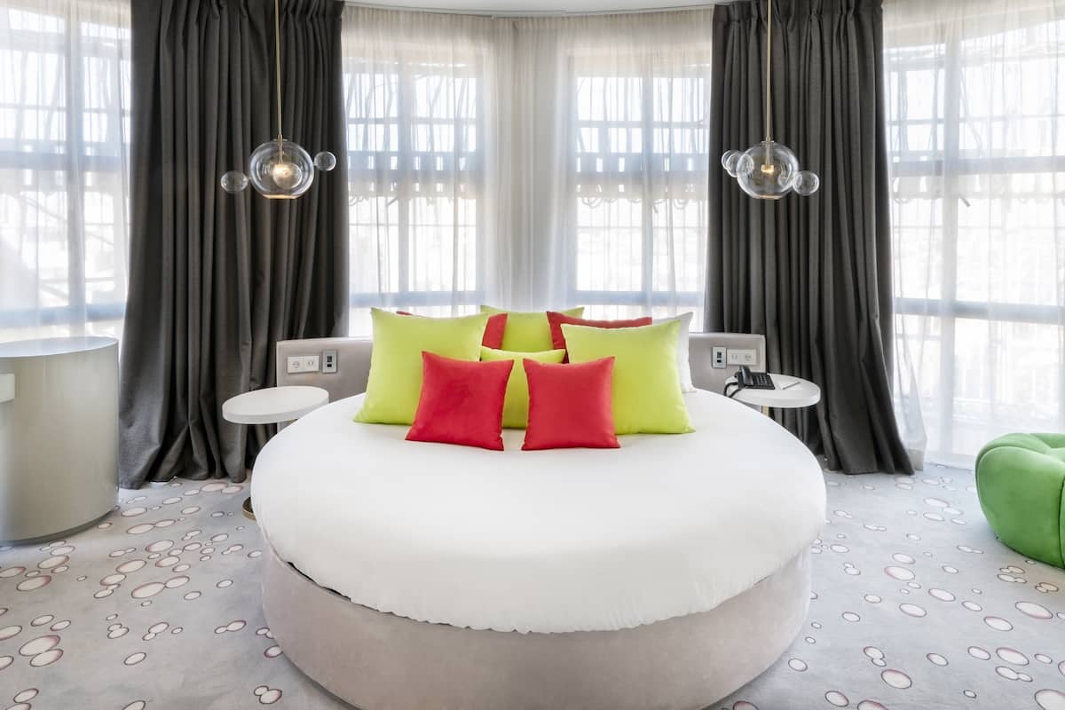 Premium bedding, down comforters, minibar, in-room safe