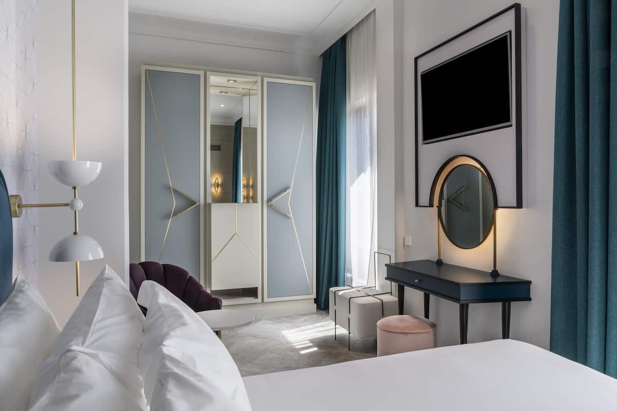 Roupas de cama premium, edredons de pluma, frigobar, cofres nos quartos