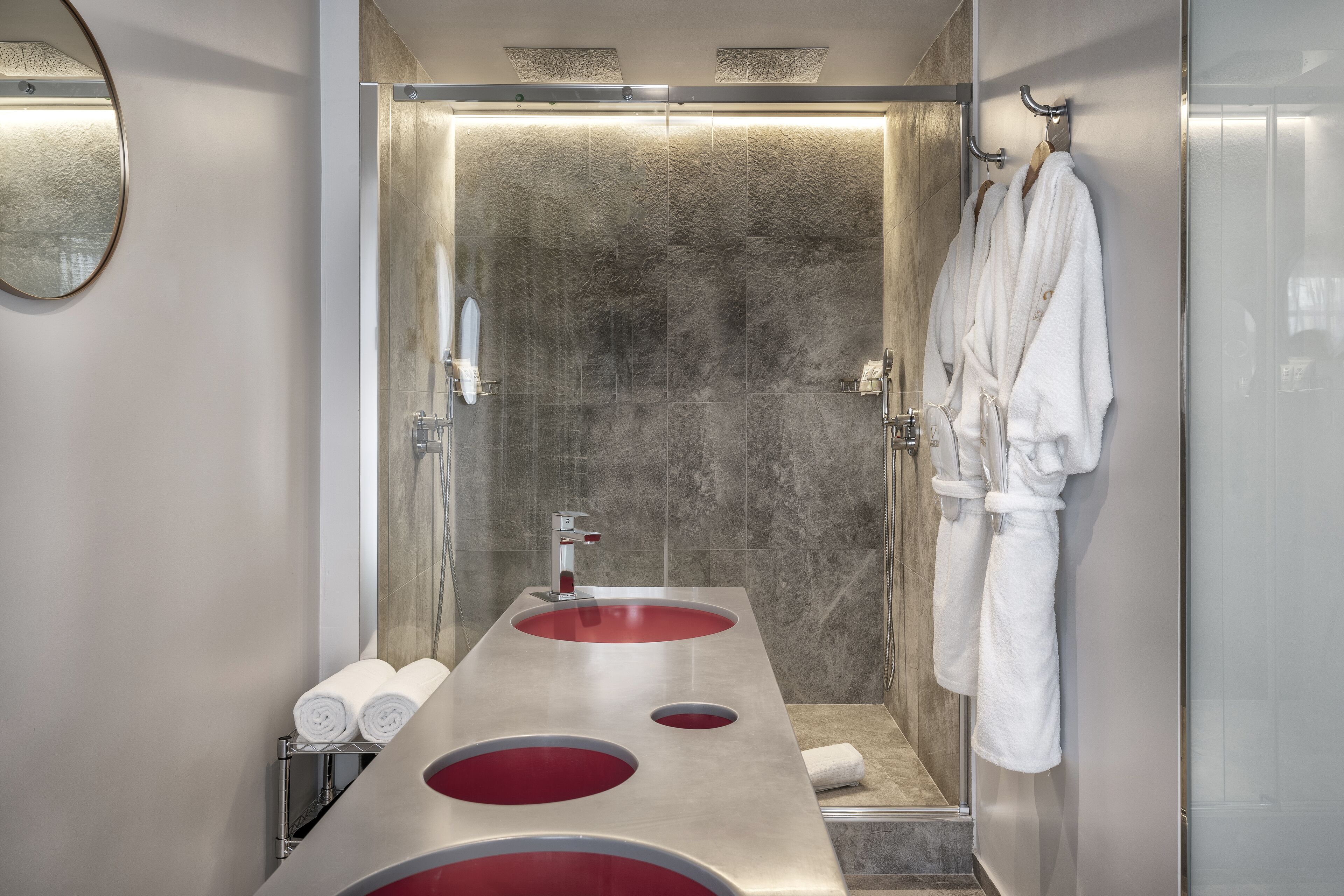 rainfall showerhead, free toiletries, hair dryer, towels