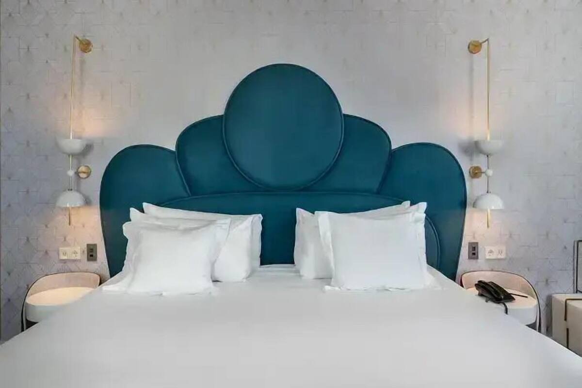 Premium bedding, down comforters, minibar, in-room safe
