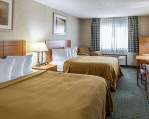 Desk, iron/ironing board, free WiFi, bed sheets - Quality Inn at Collins Road - Cedar Rapids (Cedar Rapids)
