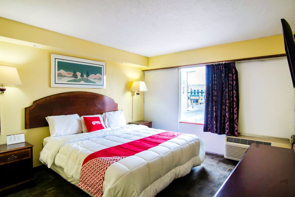 Premium Room, 1 King Bed, Jetted Tub | Desk, iron/ironing board, free WiFi, alarm clocks