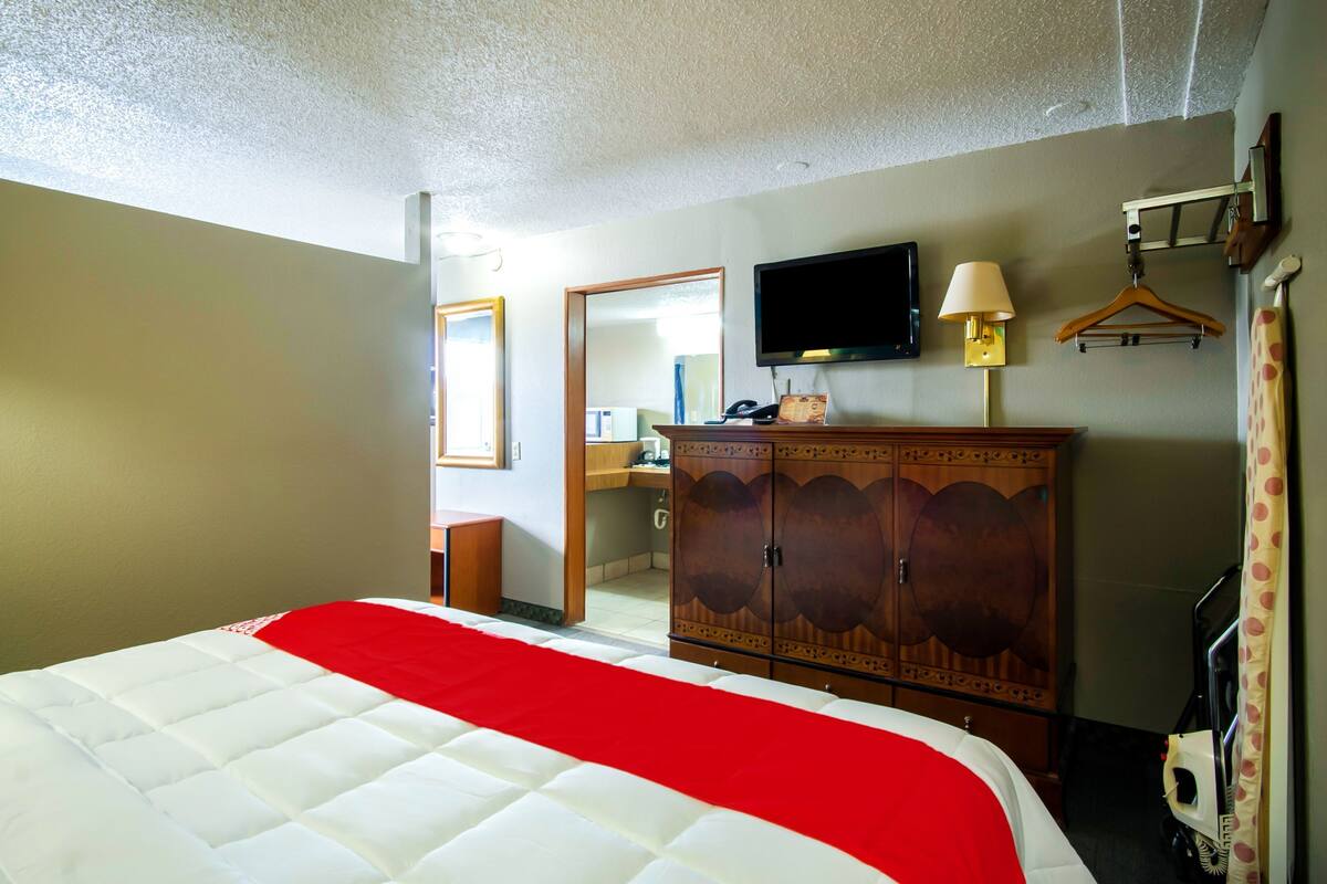 Desk, iron/ironing board, free WiFi, alarm clocks