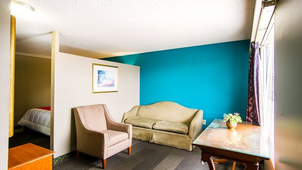 Desk, iron/ironing board, free WiFi, alarm clocks - OYO Hotel Hutchinson KS West 4th Ave (Hutchinson)