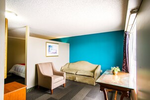 Escritorio, tabla de planchar con plancha, wifi gratis y despertador