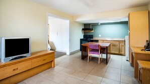 Room, 2 Double Beds, Smoking, Kitchen | Private kitchenette | Fridge, microwave - OYO Hotel Hutchinson KS West 4th Ave (Hutchinson)