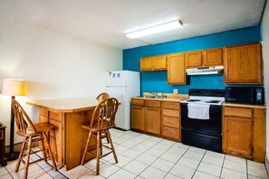 Appartement, 1 chambre, cuisine | Cuisine privée | Réfrigérateur, four à micro-ondes