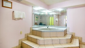Premium Room, 1 King Bed, Jetted Tub | Jetted bathtub - OYO Hotel Hutchinson KS West 4th Ave (Hutchinson)