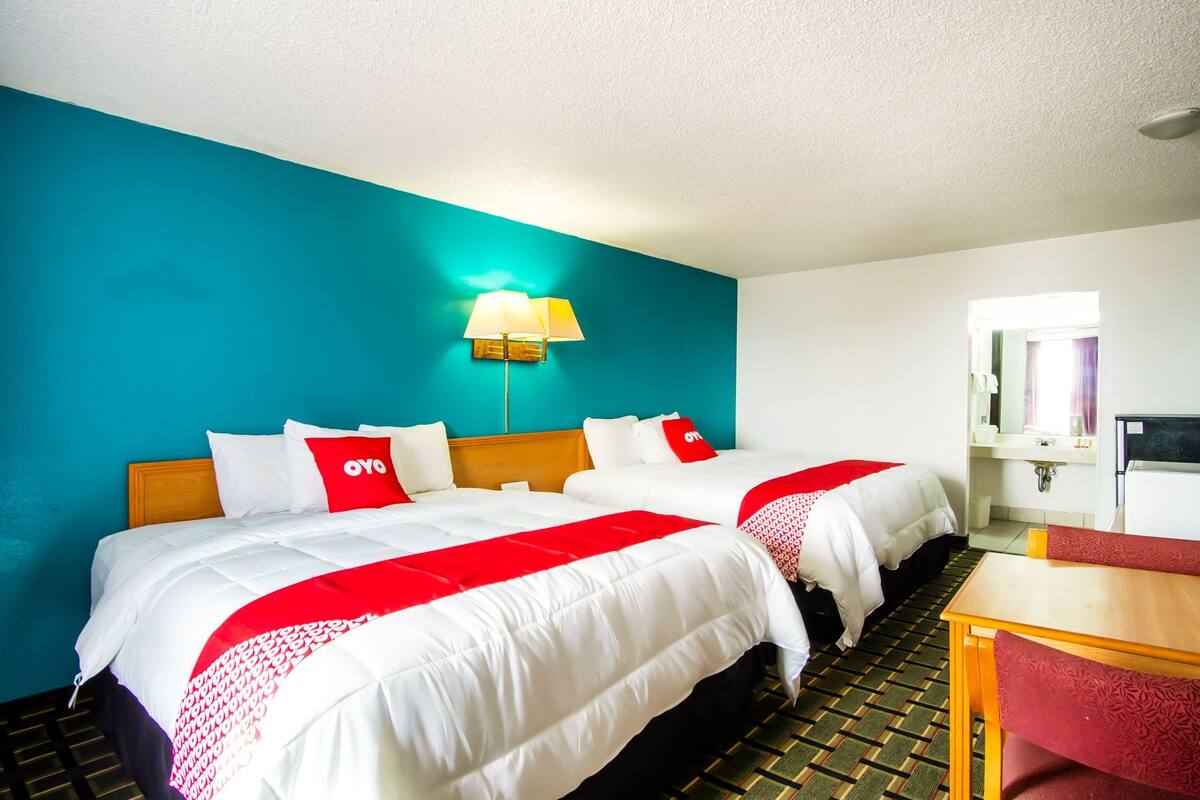 2 King Bed | Desk, iron/ironing board, free WiFi, alarm clocks