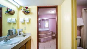 Premium Room, 1 King Bed, Jetted Tub | Bathroom