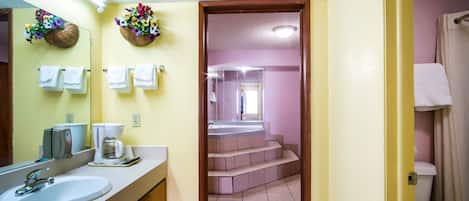 Chambre Prestige, 1 trÚs grand lit, baignoire à jets | Salle de bain | Articles de toilette (gratuits), séchoir à cheveux, serviettes fournies