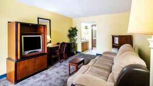 Premium Room, 1 King Bed, Jetted Tub | Desk, iron/ironing board, free WiFi, alarm clocks - OYO Hotel Hutchinson KS West 4th Ave (Hutchinson)