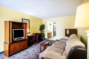 Premium Room, 1 King Bed, Jetted Tub | Desk, iron/ironing board, free WiFi, alarm clocks - OYO Hotel Hutchinson KS West 4th Ave (Hutchinson)