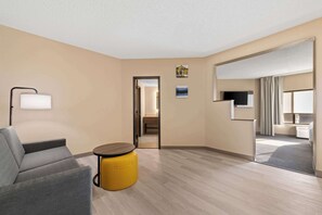Escritorio, cortinas blackout y tabla de planchar con plancha 