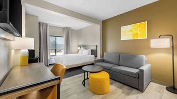 Suite, 1 letto queen, accessibile ai disabili, non fumatori (Sofa Bed) | Una scrivania, tende oscuranti, ferro/asse da stiro