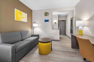 Escritorio, cortinas blackout y tabla de planchar con plancha 