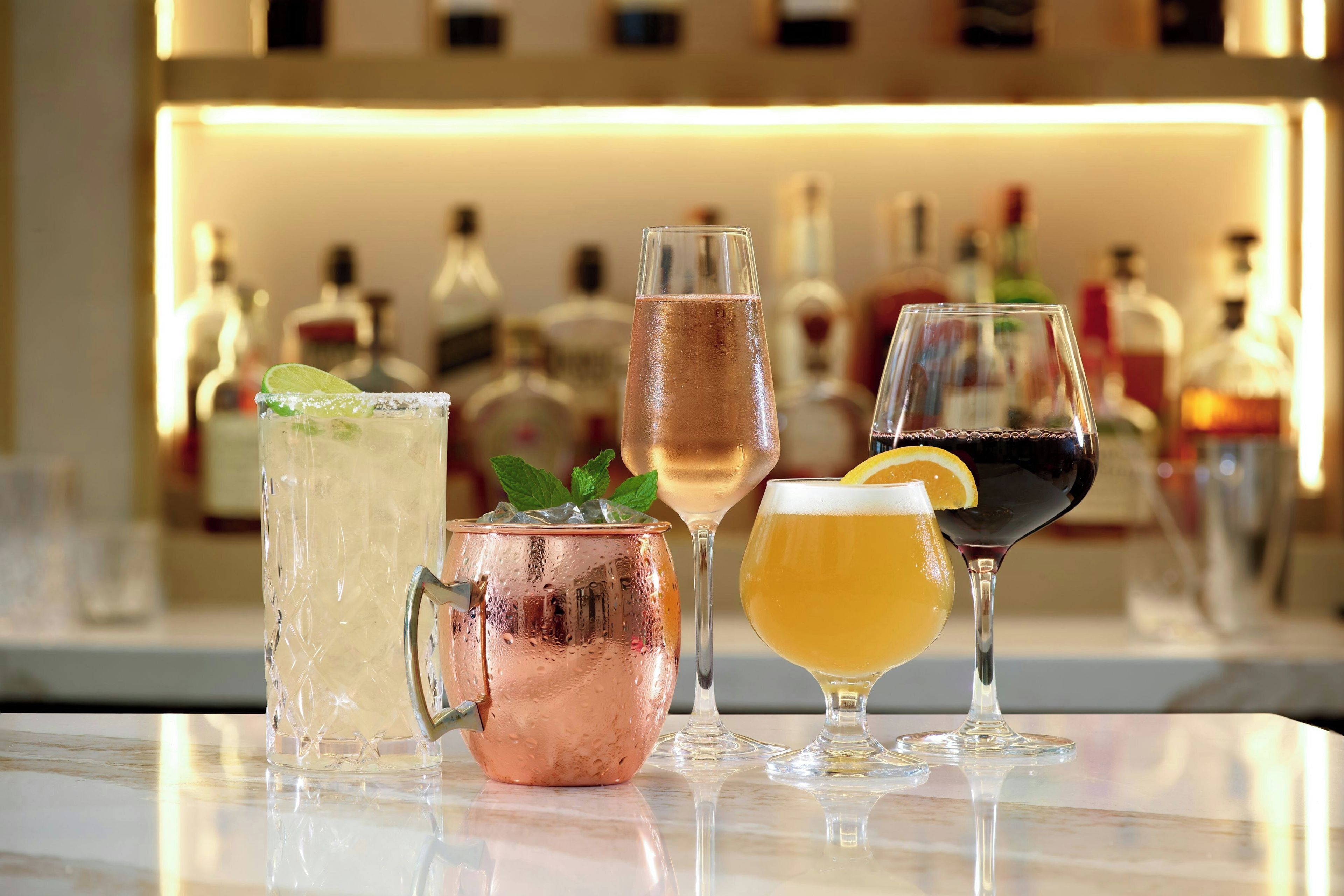 Un bar avec une variété de boissons et de bouteilles.