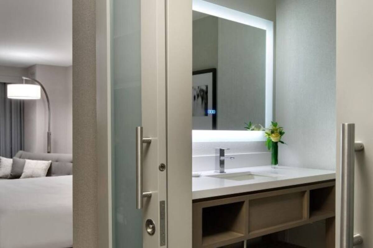 Ensemble baignoire-douche, articles de toilette (gratuits)