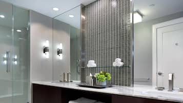 Suite (VIP) | Bathroom | Combined shower/tub, free toiletries, hair dryer, towels