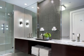 Suite (VIP) | Salle de bain | Ensemble baignoire-douche, articles de toilette (gratuits)