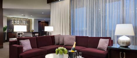 أغطية فراش متميزة وخزنة داخل الغرفة وستائر تعتيم ومكواة/لوح كي