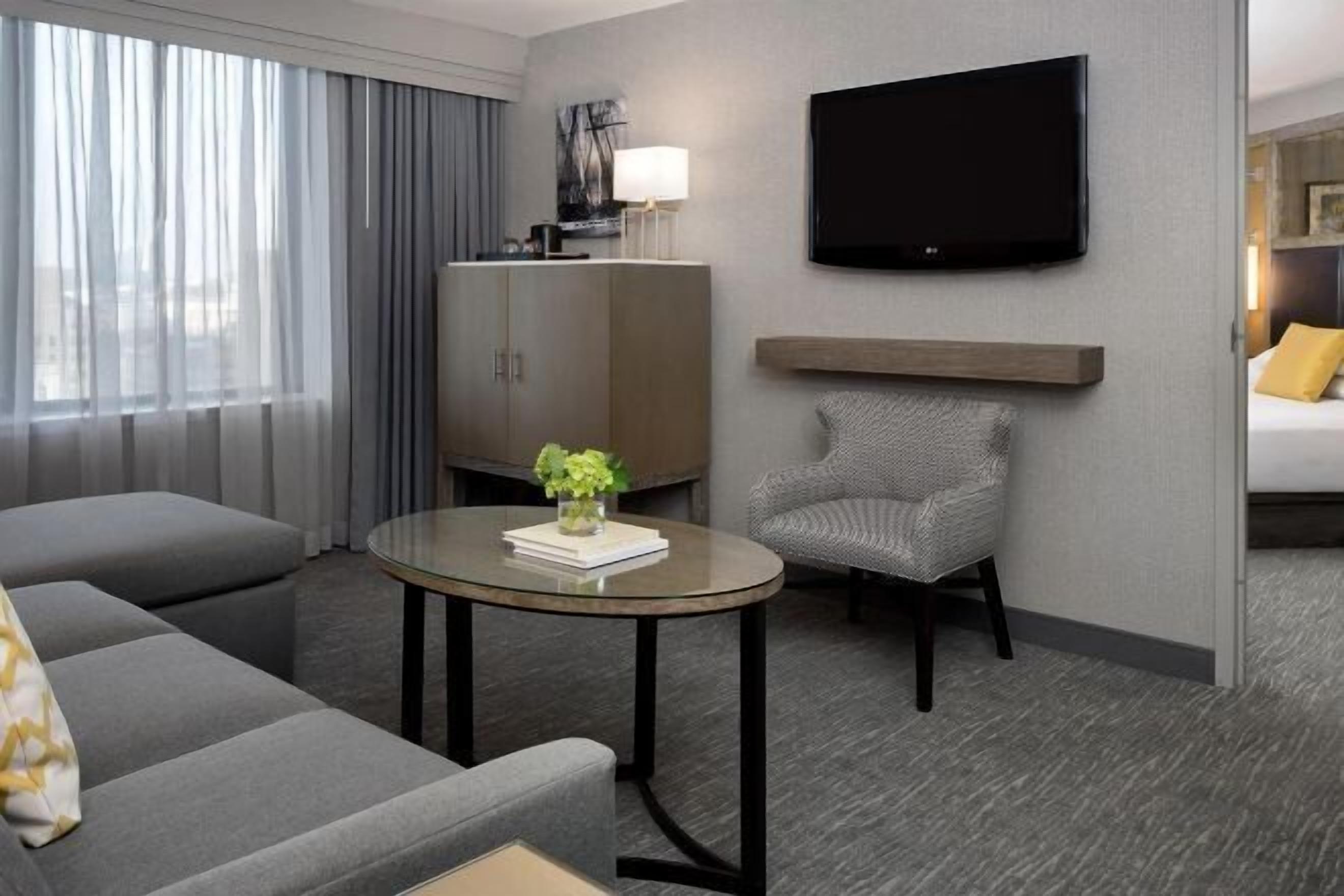 Area soggiorno | TV a schermo piatto 55 pollici con canali via cavo, TV