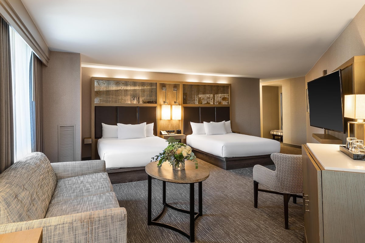 Huone, 2 keskisuurta parisänkyä, kulmassa | Ylelliset vuodevaatteet, tallelokero huoneessa, pimennysverhot