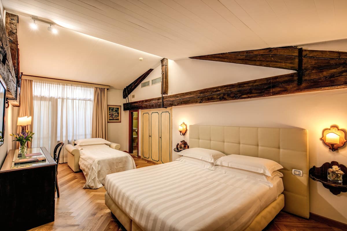 Triple Room | Bar mini, peti besi dalam bilik, meja, seterika/papan seterika