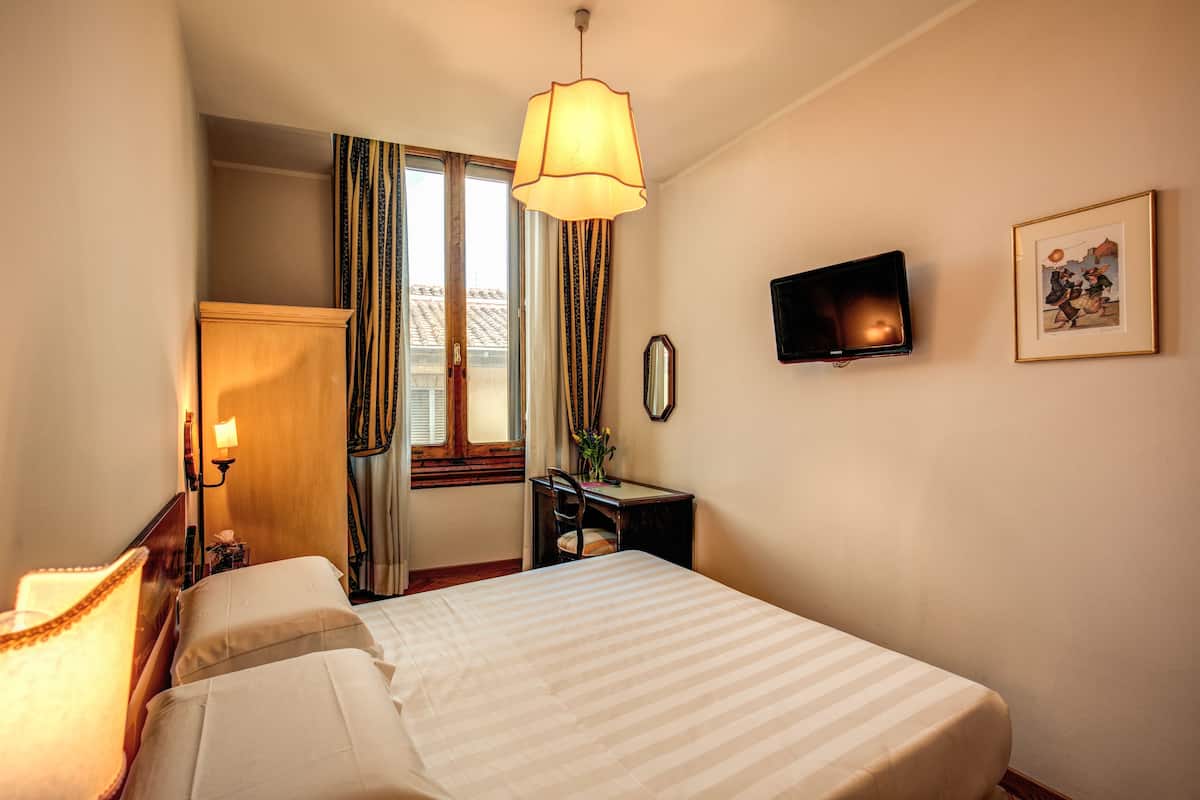 Single Room | Bar mini, peti besi dalam bilik, meja, seterika/papan seterika