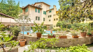 Seasonal outdoor pool, open 8:00 AM to 8:00 PM, pool loungers