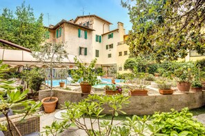Seasonal outdoor pool, open 8:00 AM to 8:00 PM, sun loungers