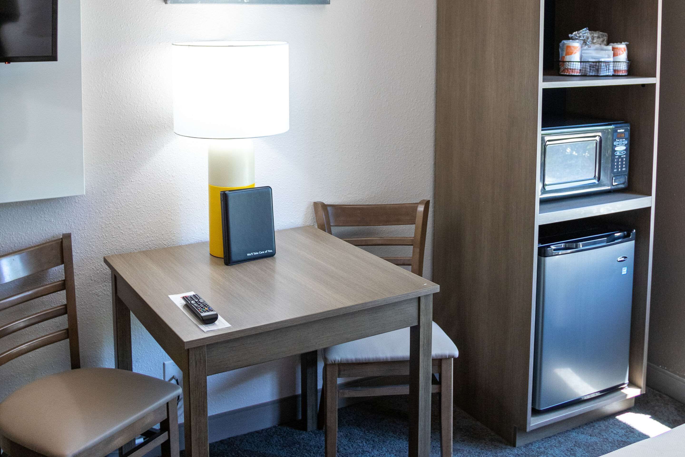 Quarto, 2 camas Queen, para não fumantes | Escrivaninha, espaço de trabalho para notebook